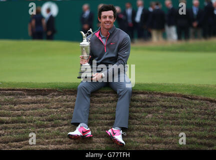 Der nordirische Rory McIlroy feiert mit dem Claret Jug nach dem Gewinn der Open Championship 2014 im Royal Liverpool Golf Club, Hoylake. Stockfoto