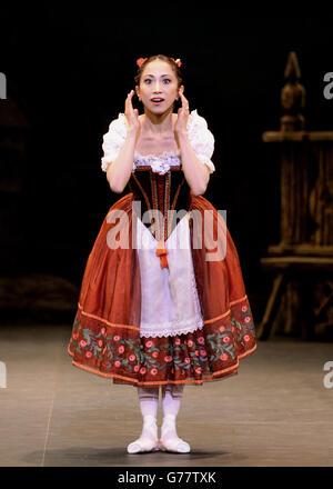 Erina Takahashi spielt die Rolle der Swanilda bei einer Generalprobe für die Coppelia des English National Ballet im Coliseum, London, die am 23. Juli eröffnet wird. Stockfoto