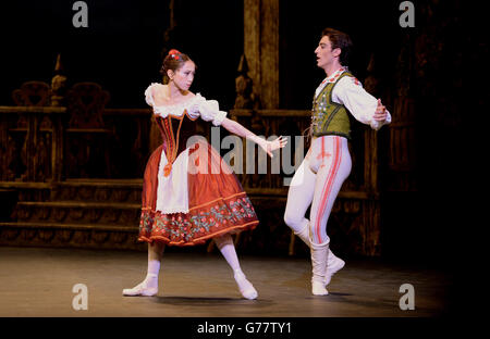 Erina Takahashi (links) spielt die Rolle der Swanilda und Fernando Bufala spielt Franz während einer Generalprobe für die Coppelia des English National Ballet im Coliseum, London, die am 23. Juli eröffnet wird. Stockfoto