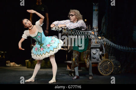 Erina Takahashi spielt die Rolle der Swanilda und Daniel Kraus spielt Dr. Coppelius während einer Generalprobe für die Coppelia des English National Ballet im Coliseum, London, die am 23. Juli eröffnet wird. Stockfoto