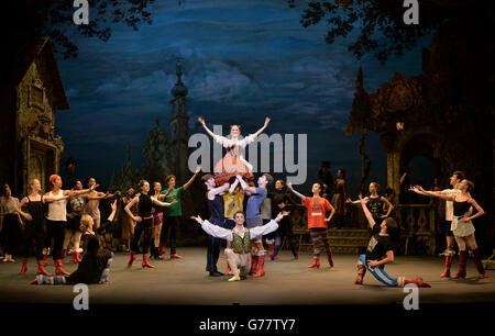 Erina Takahashi (Mitte oben) spielt die Rolle der Swanilda und Fernando Bufala (Mitte unten) spielt Franz bei einer Generalprobe für die Coppelia des English National Ballet im Coliseum, London, die am 23. Juli eröffnet wird. Stockfoto