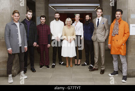 Die Herzogin von Cornwall mit dem Model Anna Freemantle und männlichen Models während eines Besuches beim Edinburgh Fashion Festival in den Assembly Rooms in Edinburgh, Schottland. Stockfoto