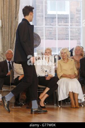 Die Herzogin von Cornwall mit Model Anna Freemantle bei einem Besuch des Edinburgh Fashion Festivals in den Assembly Rooms in Edinburgh, Schottland. Stockfoto