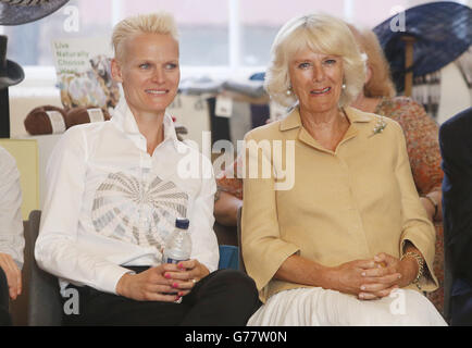 Die Herzogin von Cornwall mit Model Anna Freemantle bei einem Besuch des Edinburgh Fashion Festivals in den Assembly Rooms in Edinburgh, Schottland. Stockfoto