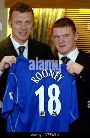 Everton Stürmer Wayne Rooney feiert mit Manager David Moyes, nach der Unterzeichnung eines Vertrags, der ihn im Club bis zum Ende der Saison 2005-06 halten wird. Stockfoto