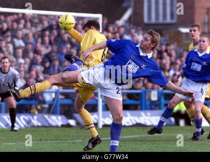 Matthew Gadsby (Nummer 6) von Mansfield Town, unter dem Druck von David Reeves von Chesterfield, übernimmt den Ball für eine Strafe während ihres Spiels der Nationwide Division 2 auf dem Recreation Ground. . Stockfoto