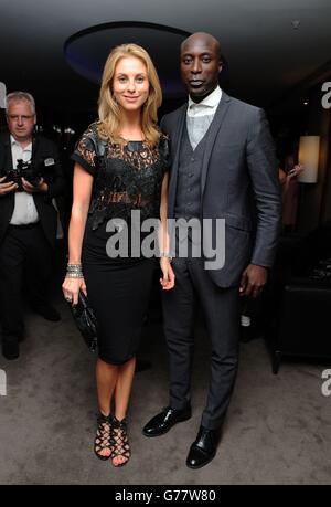 Josephine Kime und Ozwald Boateng nehmen an einer Vorpremiere von Johnnie Walker Blue Labels „Gentleman's Wager“-Kurzfilm mit Jude Law und Giancarlo Giannini im Bulgari Hotel in London Teil. Stockfoto