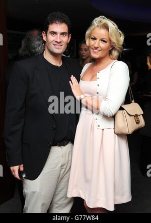 Zafar Rushdie und Natalie Coyle nehmen an einer Vorpremiere von Johnnie Walker Blue Labels Gentleman's Wager Kurzfilm mit Jude Law und Giancarlo Giannini im Bulgari Hotel in London Teil. Stockfoto