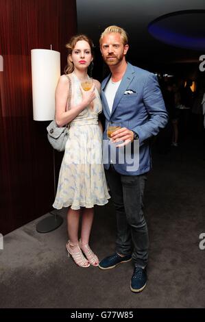 Alistair Guy nimmt an einer Vorpremiere von Johnnie Walker Blue Labels „Gentleman“-Kurzfilm mit Jude Law und Giancarlo Giannini im Bulgari Hotel in London Teil. Stockfoto