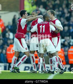 Thierry Henry von Arsenal (zweiter links), nachdem er während des Spiels der Barclaycard Premiership in Highbury im Norden Londons eine Strafe gegen West Ham erzielt hatte. Stockfoto