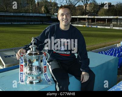 Nigel Jemson von Shrewsbury Town mit dem FA Cup auf der Gay Meadow, während der Pressekonfrenz, bevor er diesen Sonntag in der vierten Runde des FA Cup zu Hause Chelsea spielen konnte. Shrewsburys hoch bewertete Mittelfeldspieler Jamie Tolley ist auf Kurs, um Chelsea in der vierten Runde des FA Cup am Sonntag zu begegnen. Tolley wurde am vergangenen Wochenende gezwungen, das Unentschieden von 1-1 in Lincoln wegen eines Virus auszusitzen. Aber er wurde heute in einem Closed-Doors-Match in Wrexham einen Run-out erhalten und kam damit in Ordnung. . Stockfoto