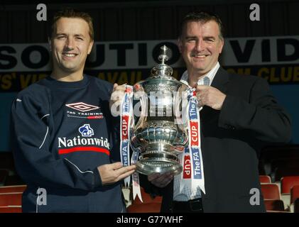 Nigel Jemson (links) von Shrewsbury Town und Manager Kevin Ratcliffe, während der Presserunde, bevor sie diesen Sonntag zu Hause in der vierten Runde des FA Cup Chelsea spielten. Shrewsburys hoch bewertete Mittelfeldspieler Jamie Tolley ist auf Kurs, um Chelsea in der vierten Runde des FA Cup am Sonntag zu begegnen. * Tolley war gezwungen, am vergangenen Wochenende in Lincoln das Unentschieden von 1-1 wegen eines Virus auszusitzen. Aber er wurde heute in einem Closed-Doors-Match in Wrexham einen Run-out erhalten und kam damit in Ordnung. Stockfoto