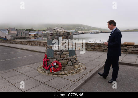 Premierminister David Cameron legt heute am Shetland Bus Memorial in Scalloway einen Kranz nieder, der an norwegische Spezialeinheiten erinnert, die während des Zweiten Weltkriegs eine Verbindung zwischen Shetland und dem von Deutschland besetzten Norwegen aufrecht erhalten haben. Stockfoto