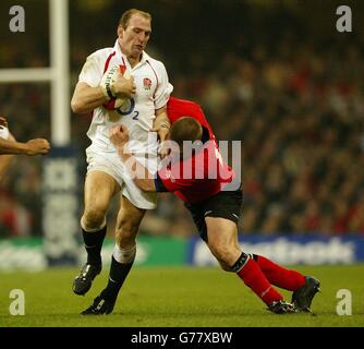 Der englische Lawrence Dallaglio wird vom walisischen Gethin Jenkins während des englischen Sieges 26-9 über Wales in ihrem RBS 6 Nations-Spiel im Millennium Stadium ausgetragen. Stockfoto