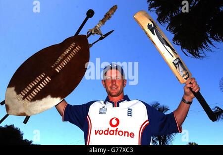 FÜR . KEINE KOMMERZIELLE NUTZUNG:England Cricketspieler Paul Collingwood hält seine Fledermaus, einen Zulu Speer und Schild hoch in Durban, Kwa-Zulu Natal, Südafrika. England spielt ihr Cricket World Cup Spiel gegen Indien in der Stadt. Stockfoto