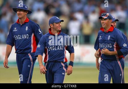 Die Engländerin Andrew Caddick, Craig White und Marcus Trescothick verlassen das Feld zum Mittagessen während ihres Cricket-Weltcup-Spiels gegen Indien in Kingsmead, Durban, Südafrika. Indien machte 250 für 9 aus ihren 50 zugepflockten Übergaben. Stockfoto