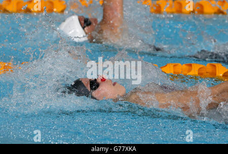 Die Engländerin Lauren Quigley tritt im Tollcross International Swimming Center während der Commonwealth Games 2014 in Glasgow beim 100m Backstroke Heat 3 der Frauen an. Stockfoto