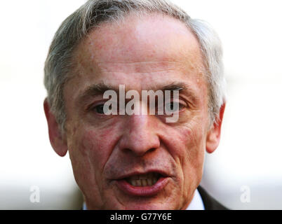 Jobs Minister Richard Bruton während einer Pressekonferenz vor dem Ministerium für Jobs, Enterprise & Innovation in der Kildare Street, Dublin, wo er verteidigte, Unternehmen nach Irland zu locken, nachdem US-Präsident Barack Obama multinationalen Unternehmen vorgeworfen hatte, umzusiedeln, um unpatriotische Steuerschlupflöcher auszubeuten. Stockfoto