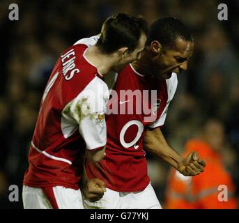 Thierry Henry von Arsenal feiert sein Tor gegen Chelsea mit Francis Jeffers (links) während des Spiels der 6. Runde des FA Cup in Highbury, im Norden Londons. Stockfoto