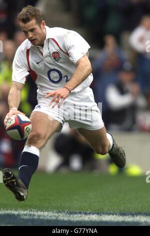 Der Engländer James Simpson-Daniel versucht Italien während ihres RBS 6 Nations-Spiels in Twickenham zu verführen. Stockfoto