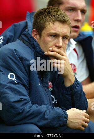 England Kapitän Jonny Wilkinson schaut von der Bank, nachdem er während ihres RBS 6 Nations-Spiels gegen Italien in Twickenham ersetzt wurde. England besiegte Italien 40-5. Stockfoto