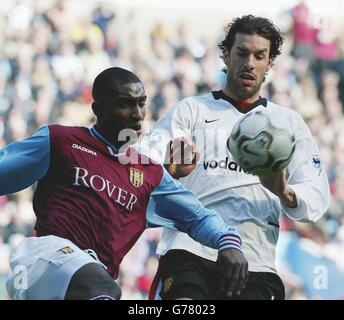 Aston Villa Verteidiger Jloyd Samuel (links) räumt den Ball weg von Manchester United's Ruud Van Nistelrooy während der Barclaycard Premiership Spiel in Villa Park, Birmingham. Stockfoto