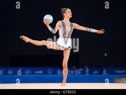 Laura Halford aus Wales tritt im Rhythmic Gymnastics Individual Ball Final beim SSE Hydro während der Commonwealth Games 2014 in Glasgow an. Stockfoto