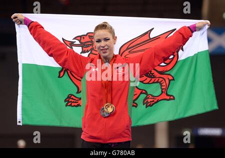 Francesca Jones von Wales mit ihren rhythmischen Turnieren Einzelfinals Goldmedaille und drei Silbermedaillen, bei der SSE Hydro während der Commonwealth Games 2014 in Glasgow. Stockfoto