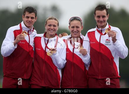 England (von links nach rechts) Jonathan Brownlee, Vicky Holland, Jodie Stimpson und Alistair Brownlee mit ihren Goldmedaillen nach dem Gewinn der Mixed Team Relay im Strathclyde Country Park während der Commonwealth Games 2014 in der Nähe von Glasgow. Stockfoto