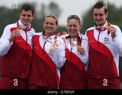 England (von links nach rechts) Jonathan Brownlee, Vicky Holland, Jodie Stimpson und Alistair Brownlee mit ihren Goldmedaillen nach dem Gewinn der Mixed Team Relay im Strathclyde Country Park während der Commonwealth Games 2014 in der Nähe von Glasgow. Stockfoto