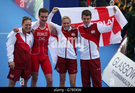 Die Engländer Jodie Stimpson, Alistair Brownlee, Vicky Holland und Jonathan Brownlee gratulieren sich am Ende des Rennens, nachdem sie bei den Commonwealth Games 2014 in der Nähe von Glasgow den Mixed Team Relay im Strathclyde Country Park gewonnen hatten. Stockfoto