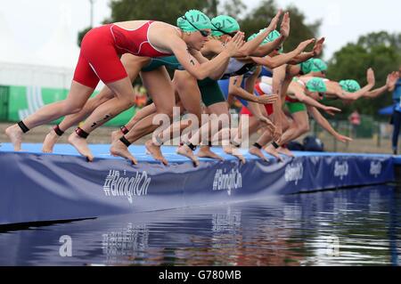 Die Engländerin Vicky Holland (links) startet ihre Etappe des Mixed Team Relay im Strathclyde Country Park während der Commonwealth Games 2014 in der Nähe von Glasgow. Stockfoto