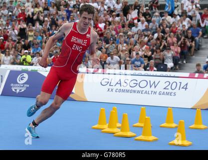 Jonathan Brownlee aus England während seiner Etappe des Mixed Team Relay im Strathclyde Country Park während der Commonwealth Games 2014 in der Nähe von Glasgow. Stockfoto