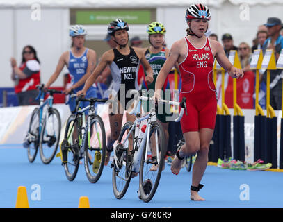 Die Engländerin Vicky Holland (rechts) während ihrer Etappe der Mixed Team Relay im Strathclyde Country Park während der Commonwealth Games 2014 in der Nähe von Glasgow. Stockfoto