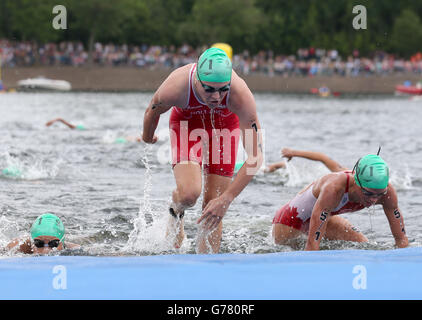 Die Engländerin Vicky Holland während ihrer Etappe des Mixed Team Relay im Strathclyde Country Park während der Commonwealth Games 2014 in der Nähe von Glasgow. Stockfoto