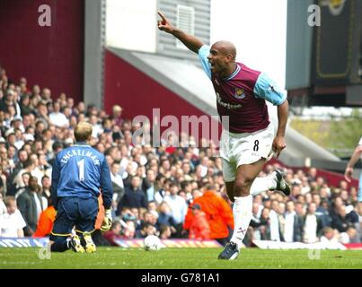 Trevor Sinclair von West Ham United schlägt Peter Enckelman, Torhüter von Aston Villa, um beim FA Barclaycard Premiership-Spiel auf West Hams Upton Park Ground in London das Eröffnungstor zu erzielen. Stockfoto