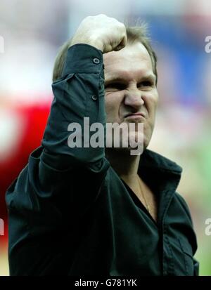 Wigan-Trainer Stuart Raper feiert den Sieg seines Teams gegen die lokalen Rivalen St Helens während ihres Tetley's Super League-Spiels im JJB Stadium, Wigan. Stockfoto