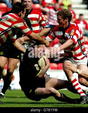 Wigans Craig Smith (links) und Sean O'Loughlin bekämpfen Anthony Stewart für St. Helens während ihres Tetley's Super League-Spiels im JJB Stadium, Wigan. Stockfoto