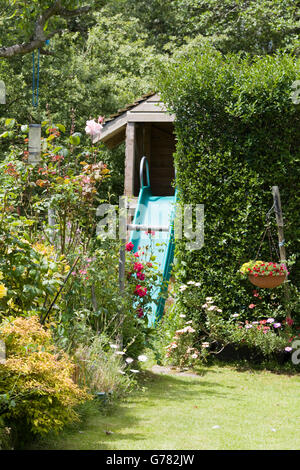 Kinderrutsche in einen blühenden Garten Englisch Stockfoto