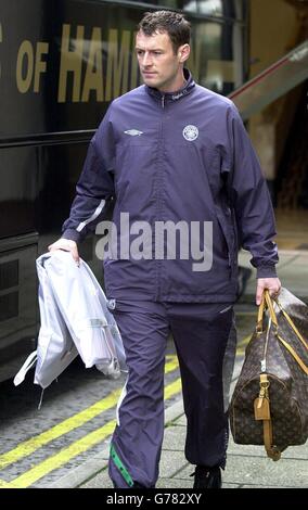 Chris Sutton von Celtic im Hilton Hotel in Glasgow, als sein Team Schottland vor dem UEFA-Pokalfinale gegen den FC Porto verlässt. Stockfoto