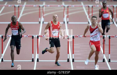 Dai Greene aus Wales (links) fährt während der 400-m-Hürdenhitze der Männer im Hampden Park während der Commonwealth Games 2014 in Glasgow auf die Linie mit Richard Yates aus England (rechts). Stockfoto