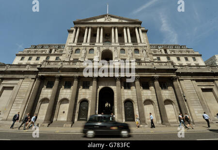 Bank of England. Ein schwarzes Taxi fährt an der Bank of England in London vorbei. Stockfoto