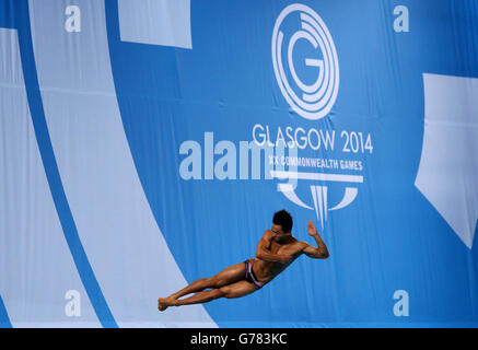 Der malaysische Ahmad Amsyar Azman während des 1-m-Sprungbretttauchens der Männer im Royal Commonwealth Pool in Edinburgh während der Commonwealth Games 2014 in Glasgow. Stockfoto