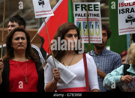 Demonstranten gegen militärische Aktion in Gaza während einer Demonstration auf dem Bristo-Platz in Edinburgh. Stockfoto
