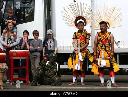 Die Nagaland Folkloric Group aus Nordostindien (rechts) bei einer Probe in der Redford Cavalry Barracks in Edinburgh für das Royal Edinburgh Military Tattoo, das am 31. Juli beginnt. Stockfoto