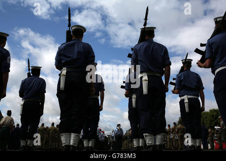 Mitglieder der Streitkräfte bei einer Probe in der Redford Cavalry Barracks in Edinburgh für das Royal Edinburgh Military Tattoo, das am 31. Juli beginnt. Stockfoto