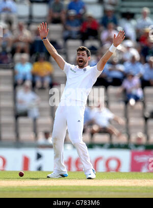 Englands James Anderson appelliert am vierten Tag des dritten Investec-Testmatches im Ageas Bowl in Southampton erfolglos für das Wicket des indischen Shikhar Dhawan (nicht abgebildet). Stockfoto