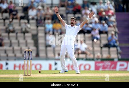 Englands James Anderson appelliert am vierten Tag des dritten Investec-Testmatches im Ageas Bowl in Southampton erfolglos für das Wicket des indischen Shikhar Dhawan (nicht abgebildet). Stockfoto