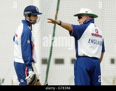 New England One Day Captain Michael Vaughan (links) spricht mit England-Trainer Duncan Fletcher während einer Netzsitzung in Cardiff, Wales, am Freitag, 13. Juni 2003, vor dem morgigen Warm-up-Spiel gegen Wales. England wird in den nächsten Wochen an zwei One Day International Turnieren gegen die internationalen Gegner Pakistan, Südafrika und Simbabwe teilnehmen. PA Foto : David Davies. Stockfoto