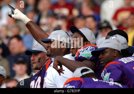 Die Spieler der Frankfurter Galaxy feiern ihren Sieg gegen Rhein Fire im NFL Europe League Championship World Bowl Final im Hampden Park Stadion in Glasgow. Stockfoto